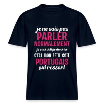 C'est mon petit côté portugais qui ressort -  T-shirt unisexe RELAXED FIT en coton bio - marine - Devant - Alina (178cm) & Michal (187cm)