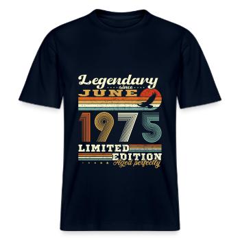 1975 juni Vintage verjaardagscadeau Retro -  Uniseks RELAXED FIT bio-T-shirt - navy - Voor - Alina (178cm) & Michal (187cm)