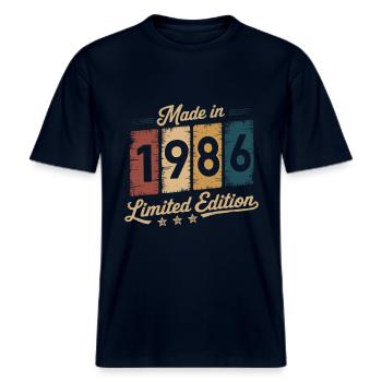 Vintage "Made in 1986" Design - geboren 1986 -  RELAXED FIT Unisex Organic T-Shirt - Navy - Vorne - Alina (178cm) & Michal (187cm)