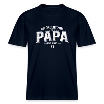 Befördert zum Papa 2025 -  RELAXED FIT Unisex Organic T-Shirt - Navy - Vorne - Alina (178cm) & Michal (187cm)