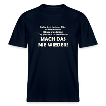 Mach das nie wieder - Lustiger Spruch - Alter -  RELAXED FIT Unisex Organic T-Shirt - Navy - Vorne - Alina (178cm) & Michal (187cm)