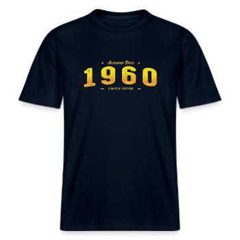 Genial seit 1960 Geburtsjahr - Jahrgang 65er Jahre -  RELAXED FIT Unisex Organic T-Shirt - Navy - Vorne - Alina (178cm) & Michal (187cm)