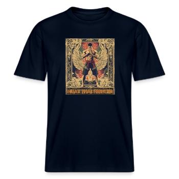 Geflügelter Muay-Thai-Kämpfer -  RELAXED FIT Unisex Organic T-Shirt - Navy - Vorne - Alina (178cm) & Michal (187cm)