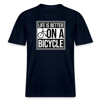 Life is better on a bicycle Radfahren Spruch Sport -  RELAXED FIT Unisex Organic T-Shirt - Navy - Vorne - Alina (178cm) & Michal (187cm)