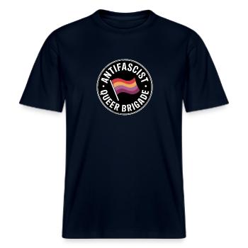 Antifascist Queer Brigade - Antifa Pride Merch -  T-shirt unisexe RELAXED FIT en coton bio - marine - Devant - Alina (178cm) & Michal (187cm)