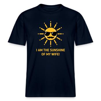I Am The Sunshine Of My Wife! (Ehemann / 3C Gold) -  RELAXED FIT Unisex Organic T-Shirt - Navy - Vorne - Alina (178cm) & Michal (187cm)