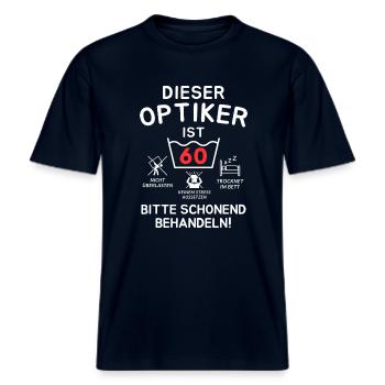 Dieser Optiker ist 60. Schonend behandeln -  RELAXED FIT Unisex Organic T-Shirt - Navy - Vorne - Alina (178cm) & Michal (187cm)