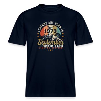 September 1973, Jahrgang 1973 geboren im September -  RELAXED FIT Unisex Organic T-Shirt - Navy - Vorne - Alina (178cm) & Michal (187cm)