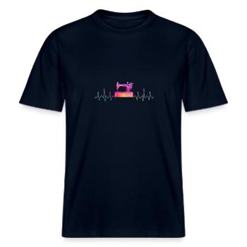 Nähmaschine Nähen Heartbeat -  RELAXED FIT Unisex Organic T-Shirt - Navy - Vorne - Alina (178cm) & Michal (187cm)