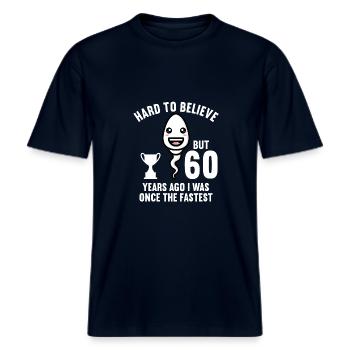 60 Jahre vor 60 Jahren schnellste 60. Geburtstag -  RELAXED FIT Unisex Organic T-Shirt - Navy - Vorne - Alina (178cm) & Michal (187cm)