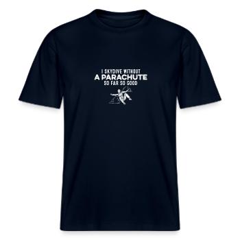 Je saute en parachute sans parachute jusqu’ici si bon gag -  T-shirt unisexe RELAXED FIT en coton bio - marine - Devant - Alina (178cm) & Michal (187cm)