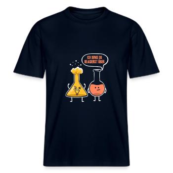 Forschung Chemie Chemiker Labor Sprüche Lehrer Uni -  RELAXED FIT Unisex Organic T-Shirt - Navy - Vorne - Alina (178cm) & Michal (187cm)