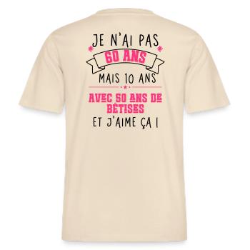 Anniversaire 60 Ans - je n'ai pas 60 ans -  T-shirt unisexe RELAXED FIT en coton bio - écru doux - Dos - Alina (178cm)