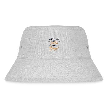 Angetrieben von Kaffee und Bingo Caller Daubers - Stanley/Stella recycelter Bucket Hat - Grau meliert - Vorne