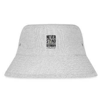 Stehe niemals zwischen einem Mädchen und ihrem Deutschen Schäferhund - Stanley/Stella recycelter Bucket Hat - Grau meliert - Vorne