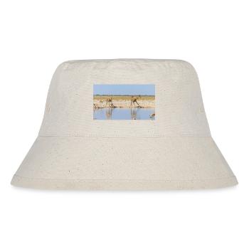 Landschaft am Fluss Cubango mit Giraffe - Stanley/Stella recycelter Bucket Hat - Naturweiß - Vorne