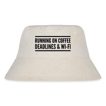 Angetrieben von Kaffee, Delays und Wi-Fi - Stanley/Stella recycelter Bucket Hat - Naturweiß - Vorne