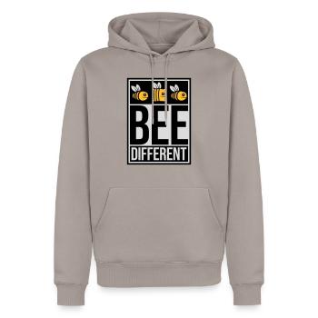 bee different Spruch Zitat - Männer Premium Bio Hoodie - Taupe - Vorne - Nico (187cm)