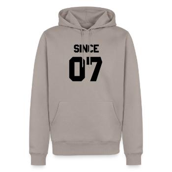 Together since 2007 Paarshirt - Männer Premium Bio Hoodie - Taupe - Vorne - Nico (187cm)