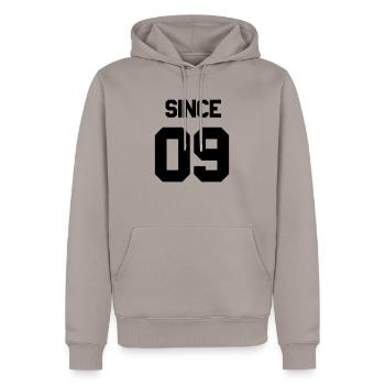 Together since 2009 Paarshirt - Männer Premium Bio Hoodie - Taupe - Vorne - Nico (187cm)