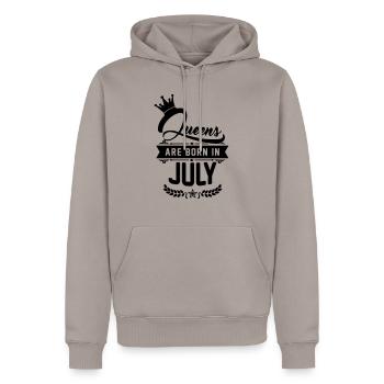 Queens are born in July - Männer Premium Bio Hoodie - Taupe - Vorne - Nico (187cm)