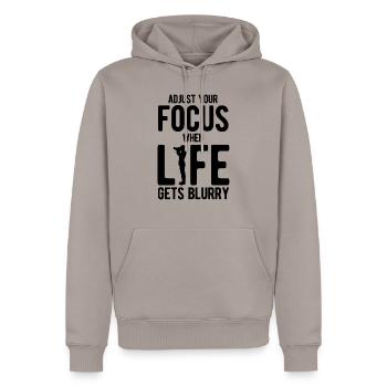 Fotografie Fotograf - Männer Premium Bio Hoodie - Taupe - Vorne - Nico (187cm)