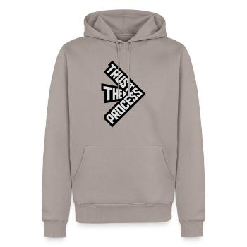trust the process Zitat - Männer Premium Bio Hoodie - Taupe - Vorne - Nico (187cm)