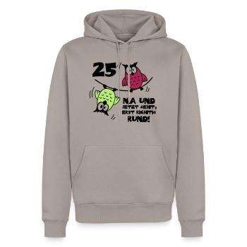 25. Geburtstag - Eulen "na und" - Männer Premium Bio Hoodie - Taupe - Vorne - Nico (187cm)