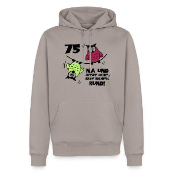 75. Geburtstag - Eulen "na und" - Männer Premium Bio Hoodie - Taupe - Vorne - Nico (187cm)