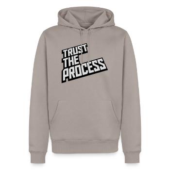 trust the process Zitat - Männer Premium Bio Hoodie - Taupe - Vorne - Nico (187cm)