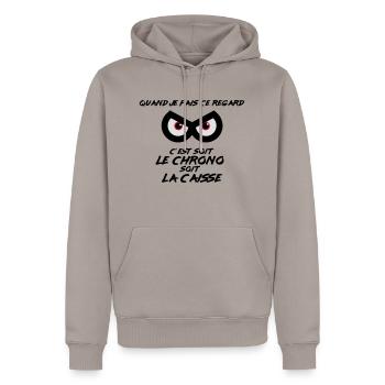 Regard de pilote : Chrono ou Caisse - Sweat à capuche Premium bio Homme - taupe - Devant - Nico (187cm)