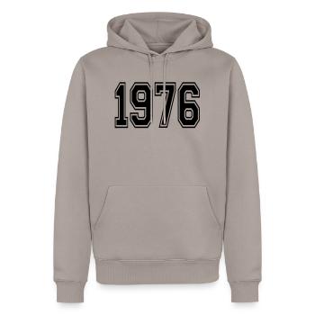 1976 - Männer Premium Bio Hoodie - Taupe - Vorne - Nico (187cm)