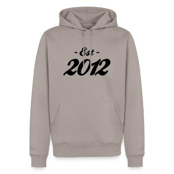 Birth - Established 2012 - Men’s Premium Organic Hoodie - taupe - Front - Nico (187cm)