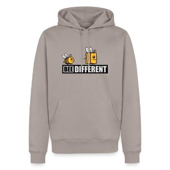 bee different Spruch Zitat - Männer Premium Bio Hoodie - Taupe - Vorne - Nico (187cm)