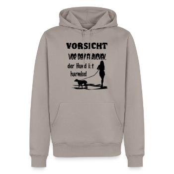 Vorsicht vor dem Frauchen - Männer Premium Bio Hoodie - Taupe - Vorne - Nico (187cm)