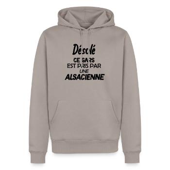 Désolé ce gars est pris par une Alsacienne - Sweat à capuche Premium bio Homme - taupe - Devant - Nico (187cm)