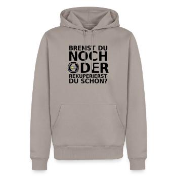 BREMST DU NOCH ODER REKUPERIERST DU SCHON? Elektro - Männer Premium Bio Hoodie - Taupe - Vorne - Nico (187cm)