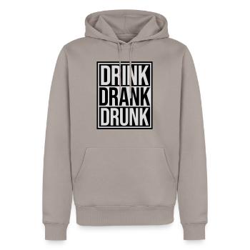 drink drank drunk Zitat - Männer Premium Bio Hoodie - Taupe - Vorne - Nico (187cm)