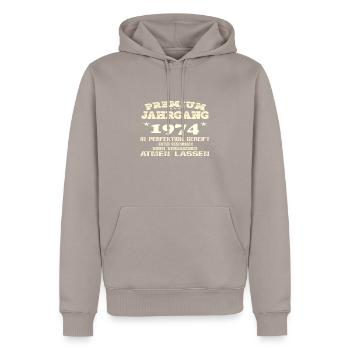 1974 Perfektion gereift - Männer Premium Bio Hoodie - Taupe - Vorne - Nico (187cm)
