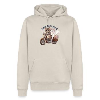 Just Married Katzen auf Motorrad - Männer Premium Bio Hoodie - Beige - Vorne - Thijin (182cm) & Selfina (174cm)
