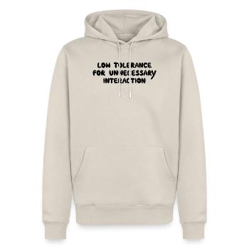Faible tolérance aux interactions inutiles, Noir - Sweat à capuche Premium bio Homme - beige - Devant - Thijin (182cm) & Selfina (174cm)