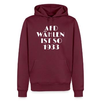 AFD wählen ist so 1933 - gegen Rechts - Männer Premium Bio Hoodie - Burgunderrot - Vorne - Nico (187cm)