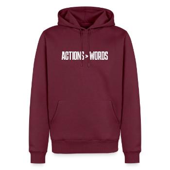 Taten sagen mehr als Worte - Motivationsgeschenk - Männer Premium Bio Hoodie - Burgunderrot - Vorne - Nico (187cm)