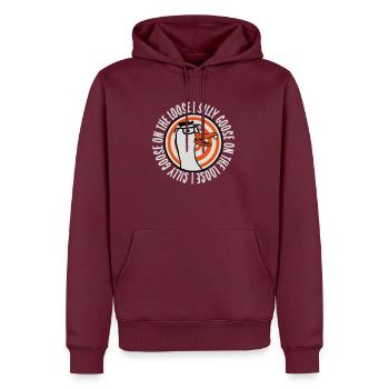 goose on the loose - Männer Premium Bio Hoodie - Burgunderrot - Vorne - Nico (187cm)