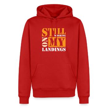 Still Working On My Landings - Männer Premium Bio Hoodie - Rot - Vorne - Nico (187cm)