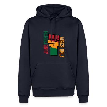 Juneteenth Vibes seulement | Liberté | Jour de l’émancipation - Sweat à capuche Premium bio Homme - bleu marine - Devant - Nico (187cm)