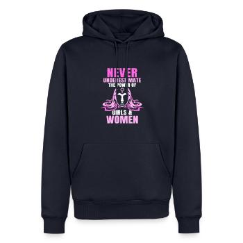 Never underestimate the power of girls & women - Männer Premium Bio Hoodie - Navy - Vorne - Nico (187cm)