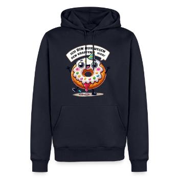 Ich bin nur wegen der Krapfen hier! - Männer Premium Bio Hoodie - Navy - Vorne - Nico (187cm)