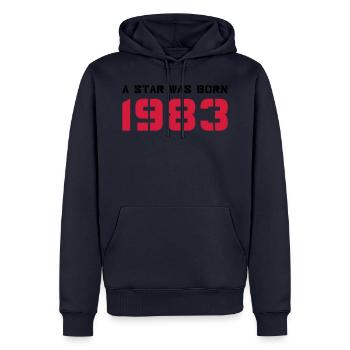 Année de naissance Anniversaire Born In - Made in 1983 - Sweat à capuche Premium bio Homme - bleu marine - Devant - Nico (187cm)