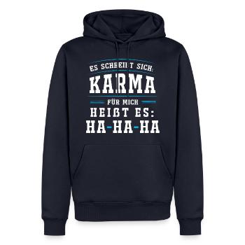 Es schreibt sich KARMA. Für mich heißt es HA HA HA - Männer Premium Bio Hoodie - Navy - Vorne - Nico (187cm)